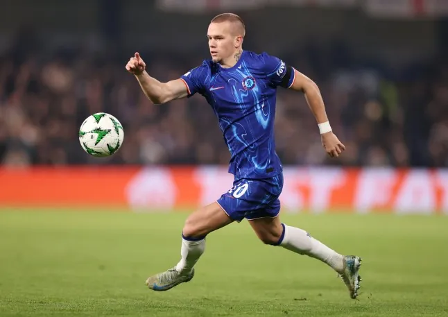 LONDON, ENGLAND - NOVEMBER 07: Mykhaylo Mudryk of Chelsea runs with the ball during the UEFA Conference League 2024/25 League Phase MD3 match between Chelsea FC and FC Noah at Stamford Bridge on November 07, 2024 in London, England. (Photo by Ryan Pierse/Getty Images)