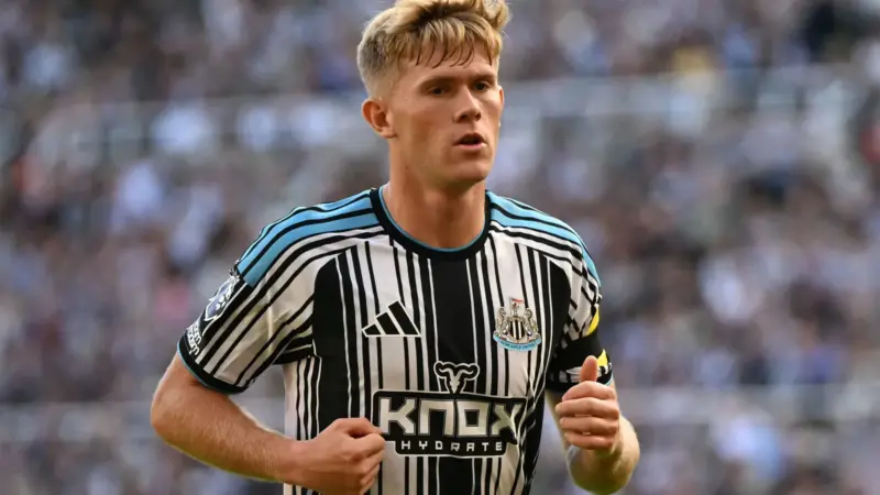 Manchester United’s left-back pursuit faces Newcastle resistance, Barcelona option emerges