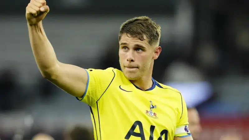 Tottenham defender Micky van de Ven signs new long-term deal