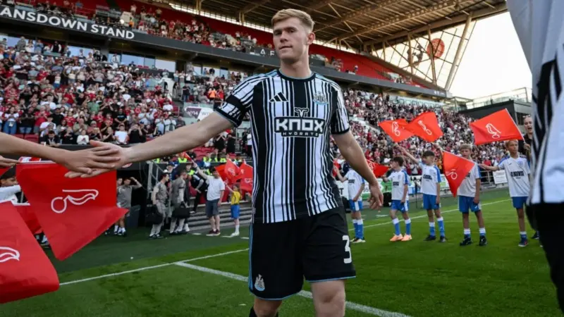 Manchester United pursuing Lewis Hall amid Newcastle’s firm stance