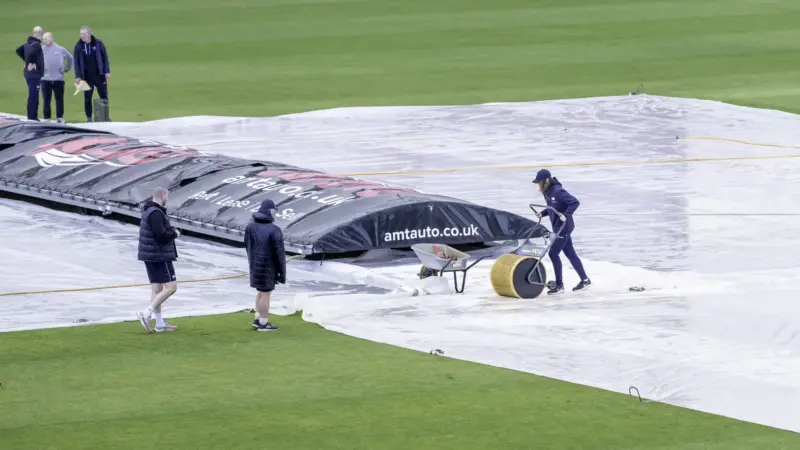 Headingley: Brook, Root, and Cox make runs for England against Pakistan